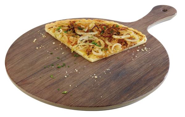 Holzbrett mit Zwiebelkuchenstück.