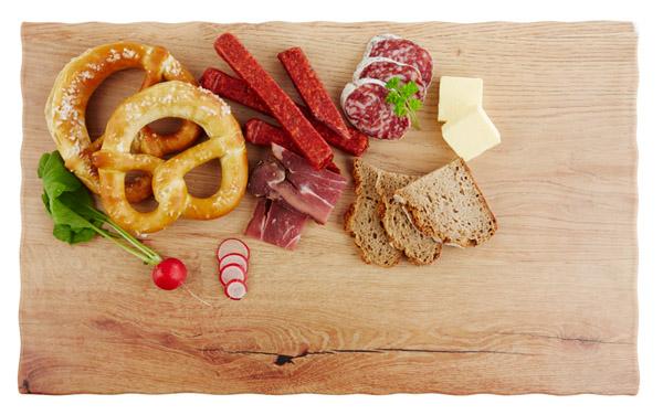 Brotzeitbrett mit Wurst und Brot.