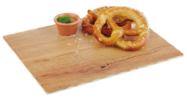 Brezeln auf Holzbrett mit Dip.