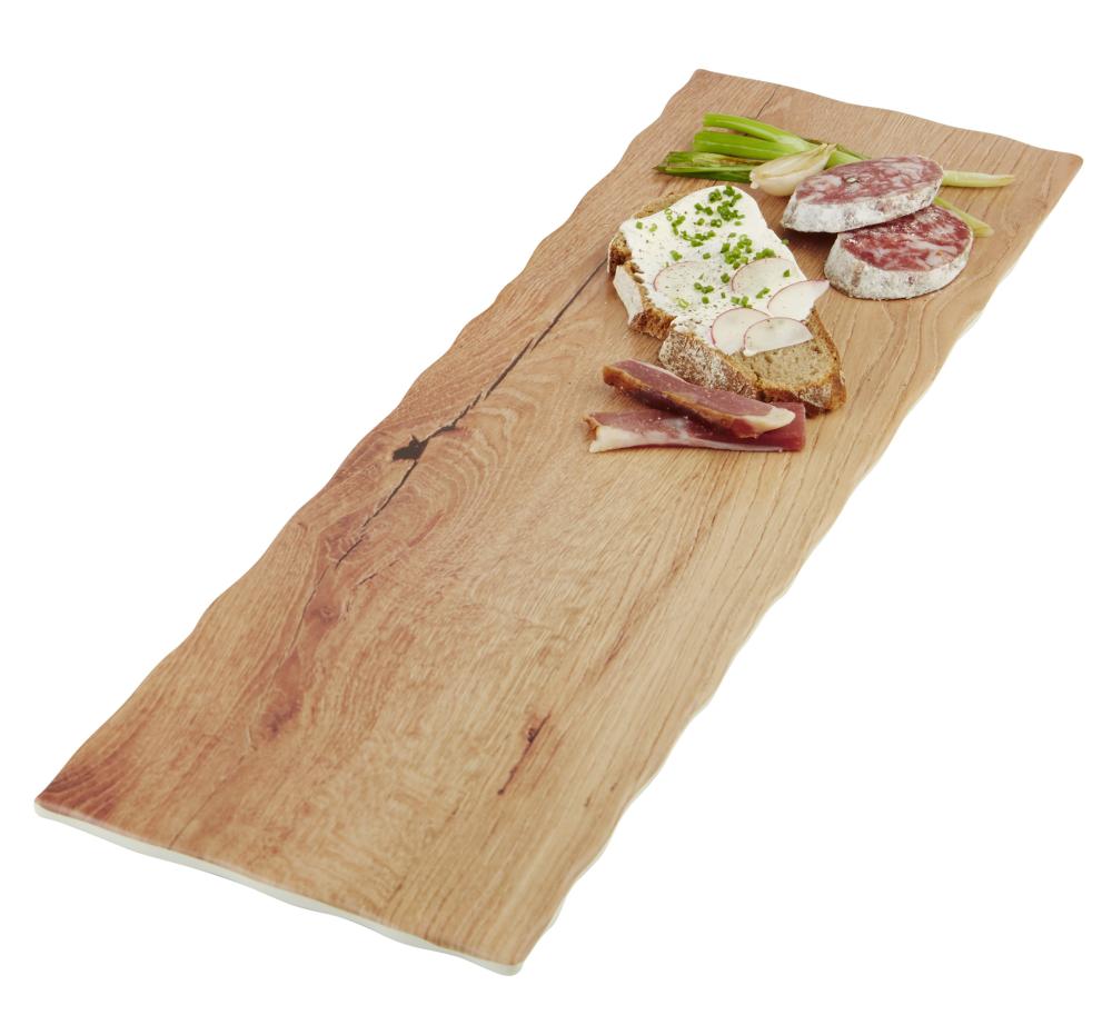 Holzbrett mit Wurst und Brot.