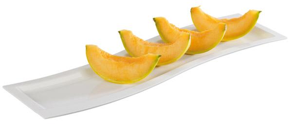 Melonenscheiben auf weißem Teller.