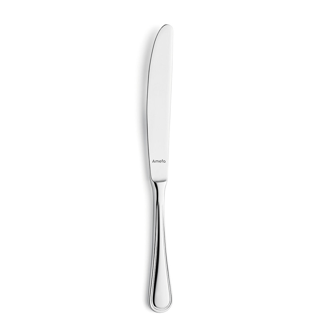 Silbernes Buttermesser auf weißem Hintergrund.