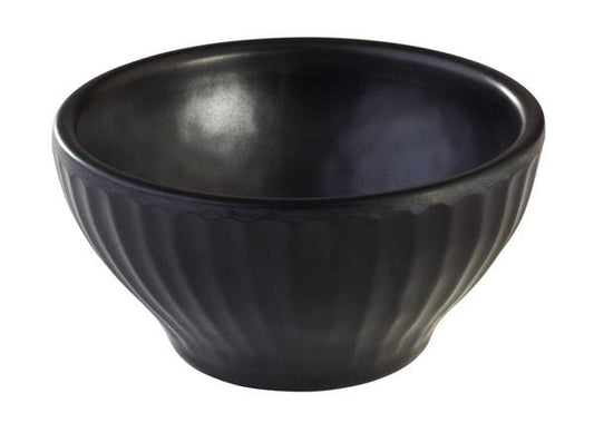 Schwarze Schüssel mit Rillenstruktur.