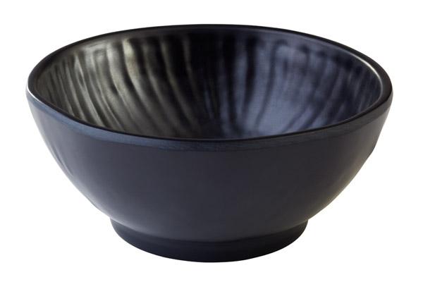 Schwarze Schüssel aus Melamin.