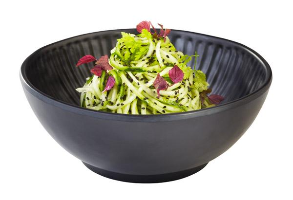 Zucchini-Salat in schwarzer Schale.