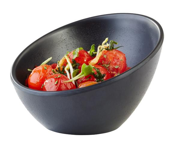 Schwarze Schale mit Tomatensalat.
