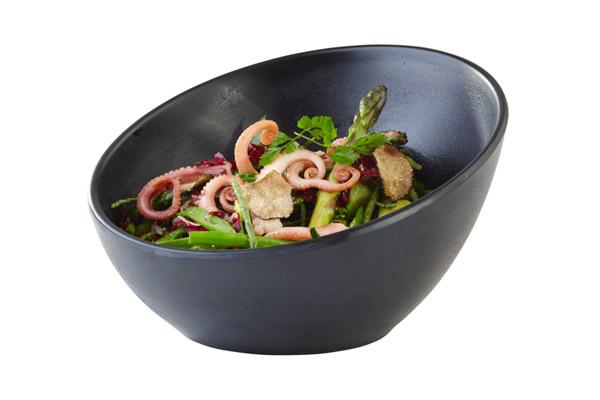 Schwarze Schale mit Salatgericht.