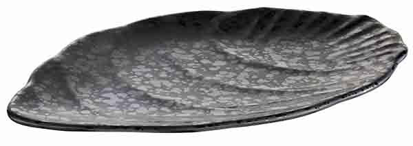 Schwarzer, muschelförmiger Teller.