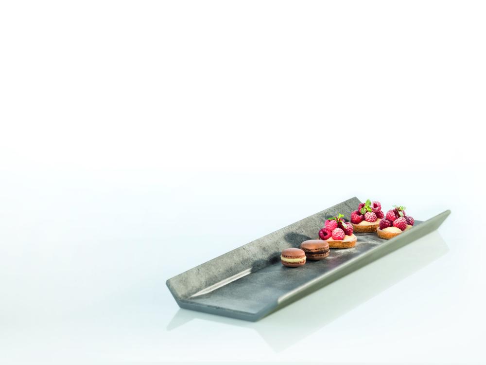 Tablett mit Macarons und Beeren.