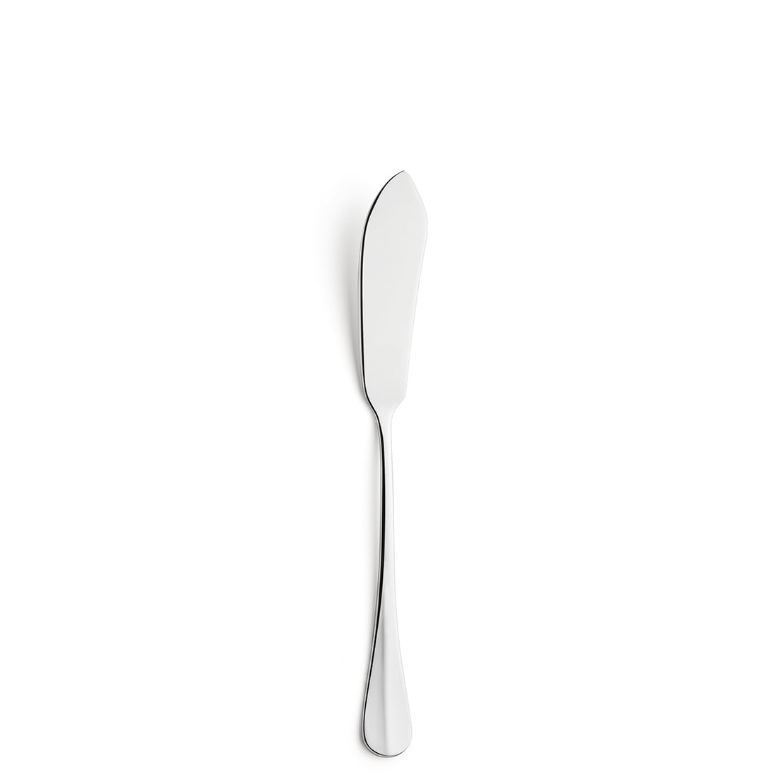 Silberner Buttermesser auf weißem Hintergrund.