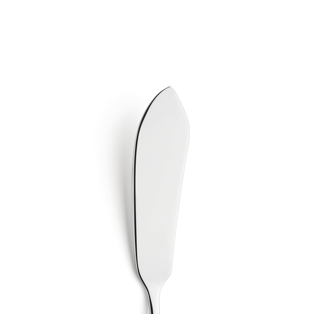 Silberner Buttermesser auf weißem Hintergrund.