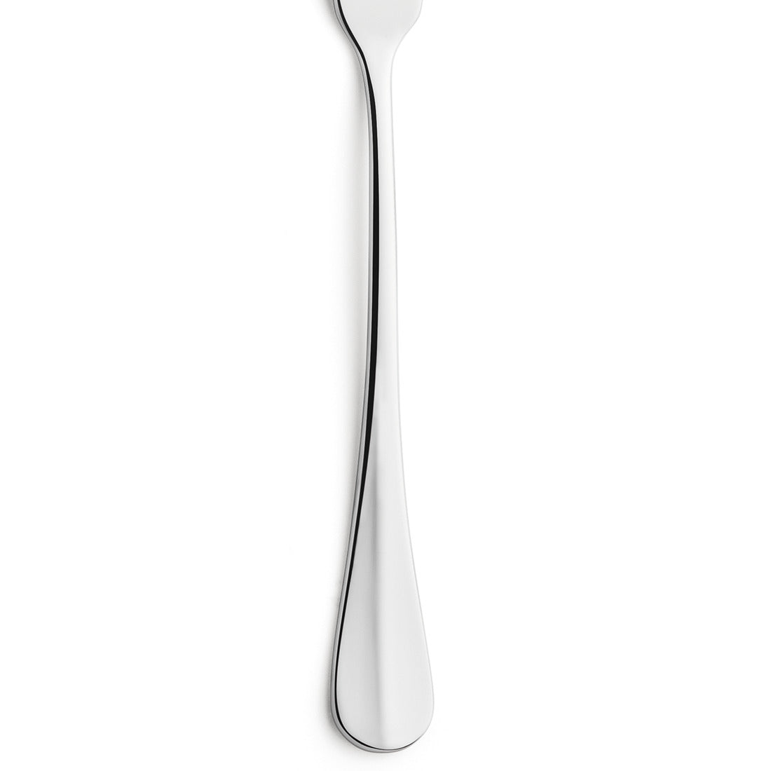 Silberner Buttermesser auf weißem Hintergrund.