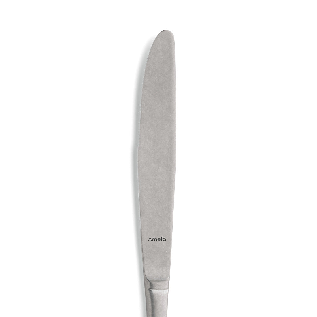 Silbernes Buttermesser auf weißem Hintergrund.