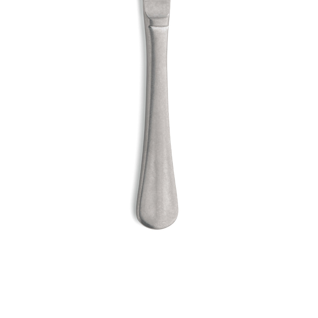 Silbernes Buttermesser auf weißem Hintergrund.