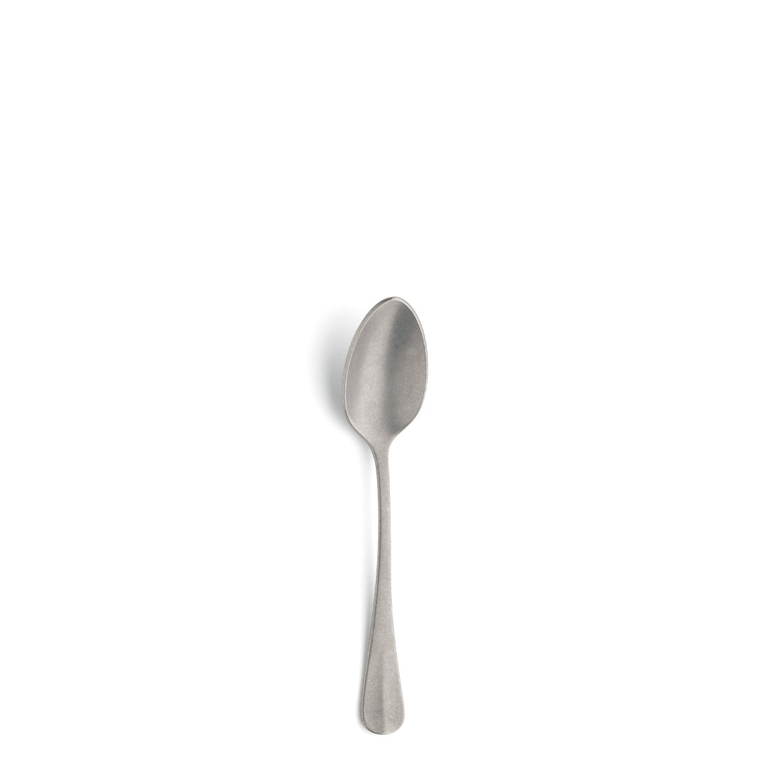 Metalllöffel auf weißem Hintergrund.