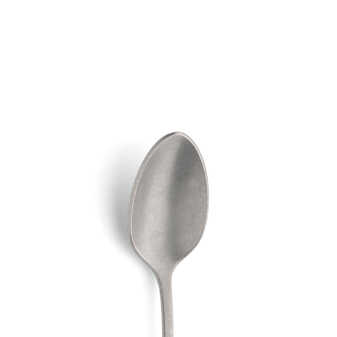 Metalllöffel auf weißem Hintergrund.