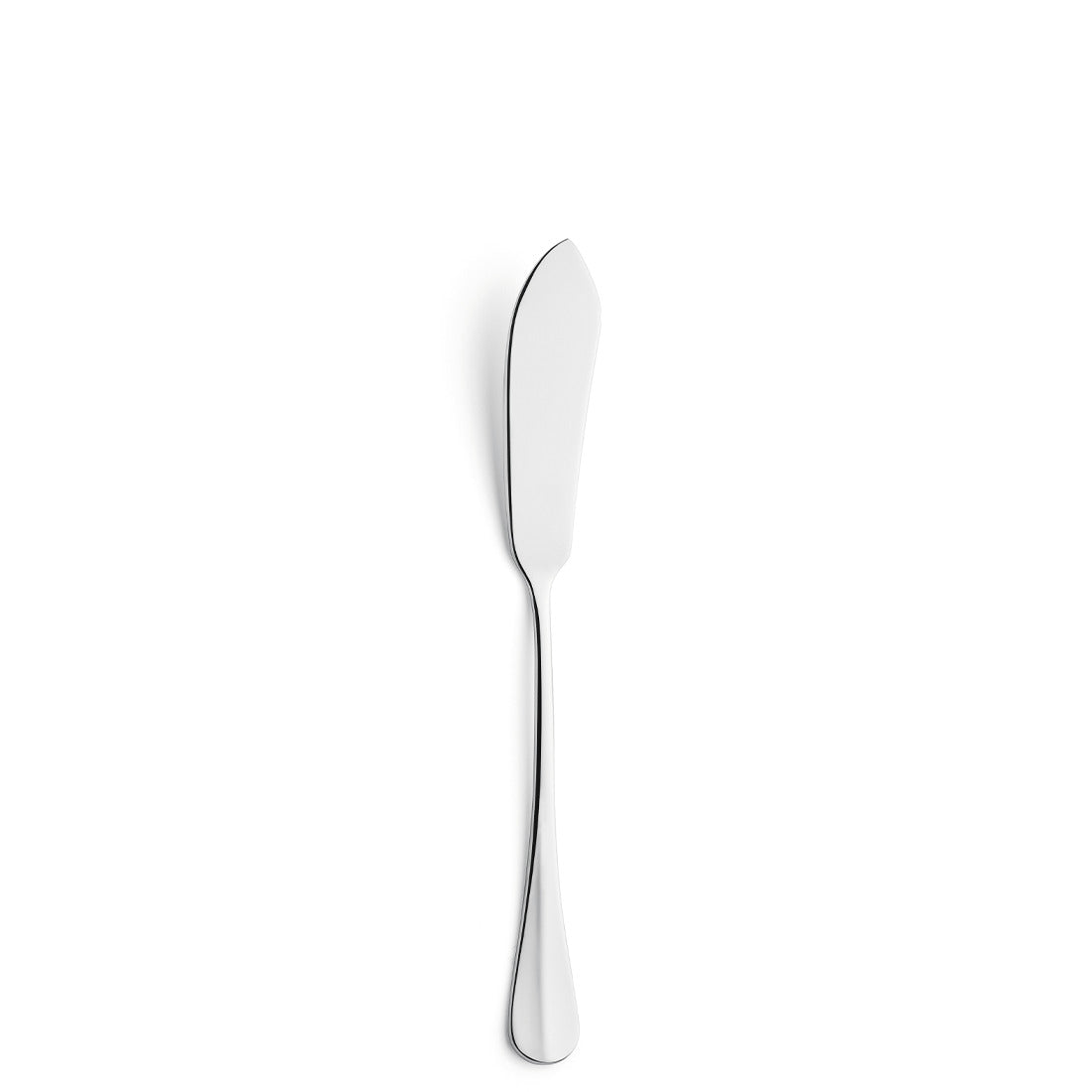 Silbernes Buttermesser auf weißem Hintergrund.