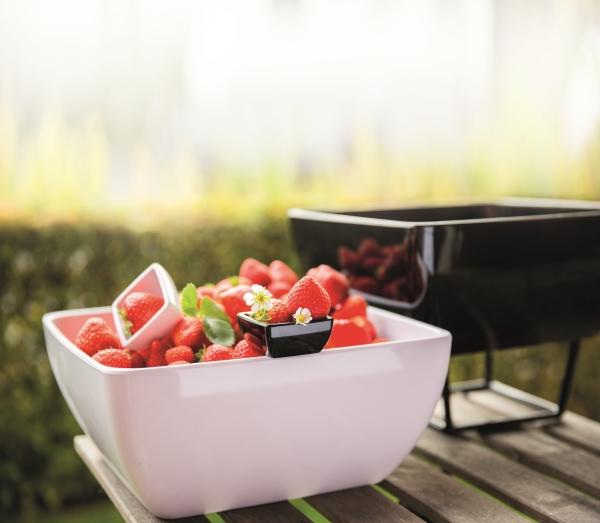 Schalen mit Erdbeeren auf Tisch.