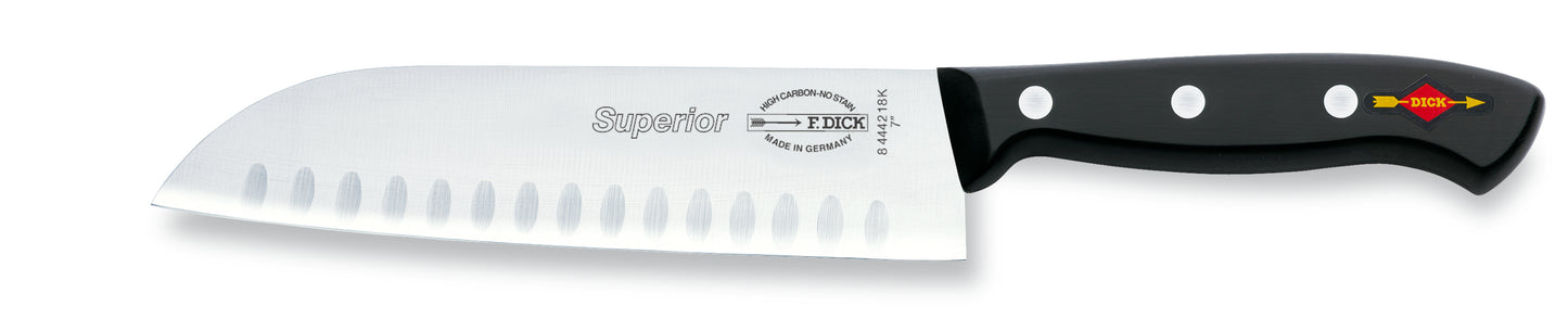 Santokumesser mit schwarzem Griff.