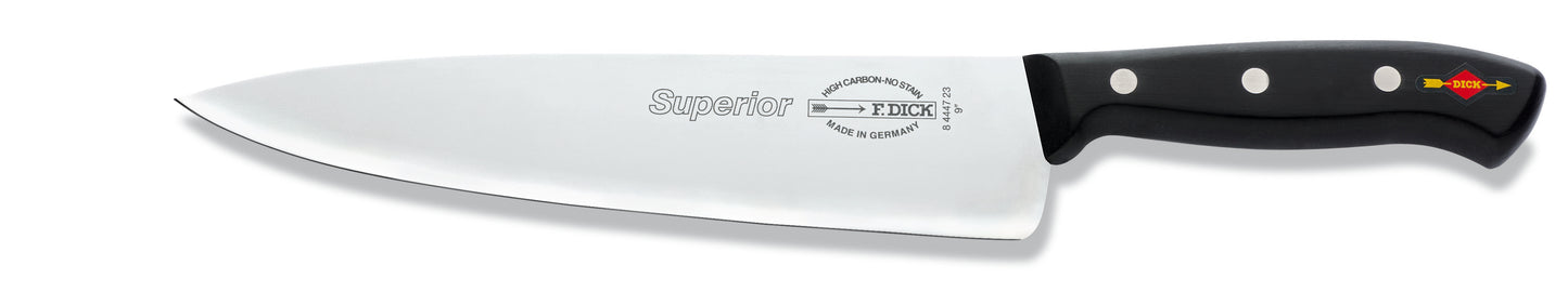 Kochmesser mit schwarzem Griff.