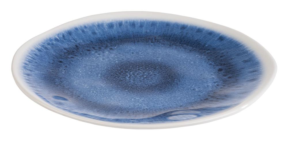 Blauer Teller mit unregelmäßiger Form.