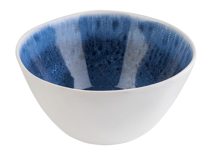 Weiße Schale mit blauem Muster.