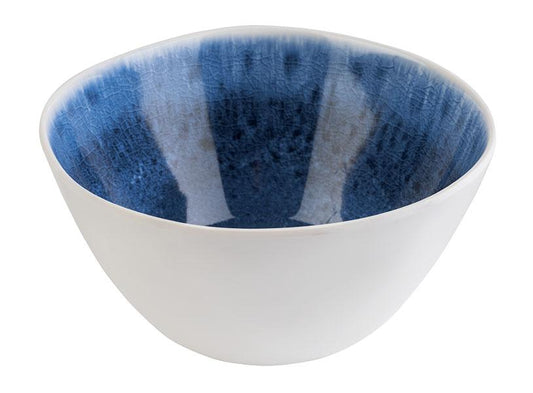 Weiße Schale mit blauem Muster.