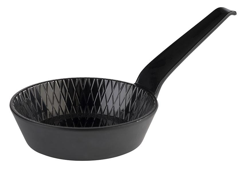 Schwarze Pfanne mit langem Griff.