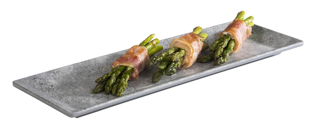 Spargel im Speckmantel auf Platte.