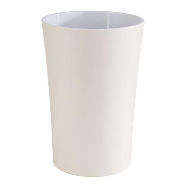 Weißer Becher aus Kunststoff.