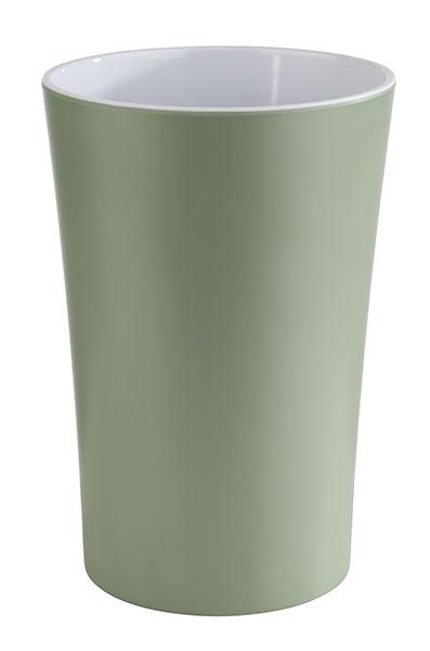 Grüner Becher aus Melamin.