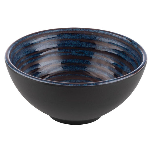 Schüssel mit blauem Streifenmuster.