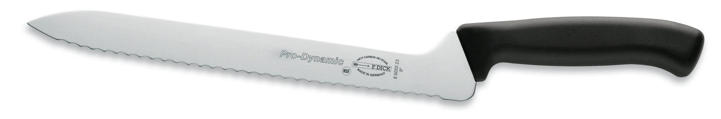 Gezacktes Küchenmesser mit schwarzem Griff.