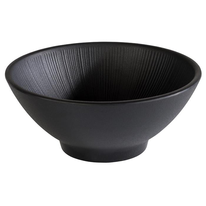 Schwarze Schüssel mit Rillenstruktur.
