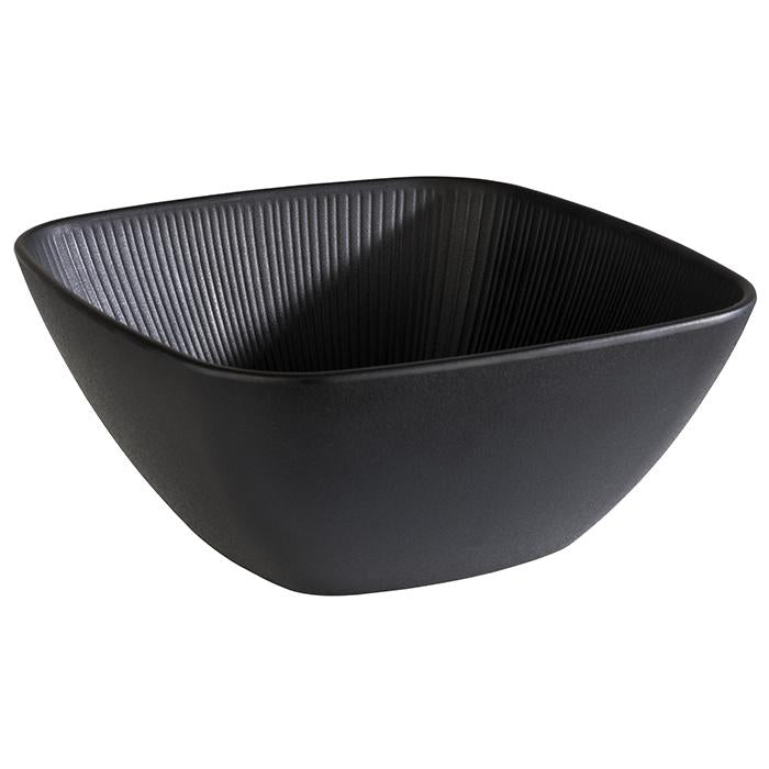 Schwarze, quadratische Schüssel mit Rillen.