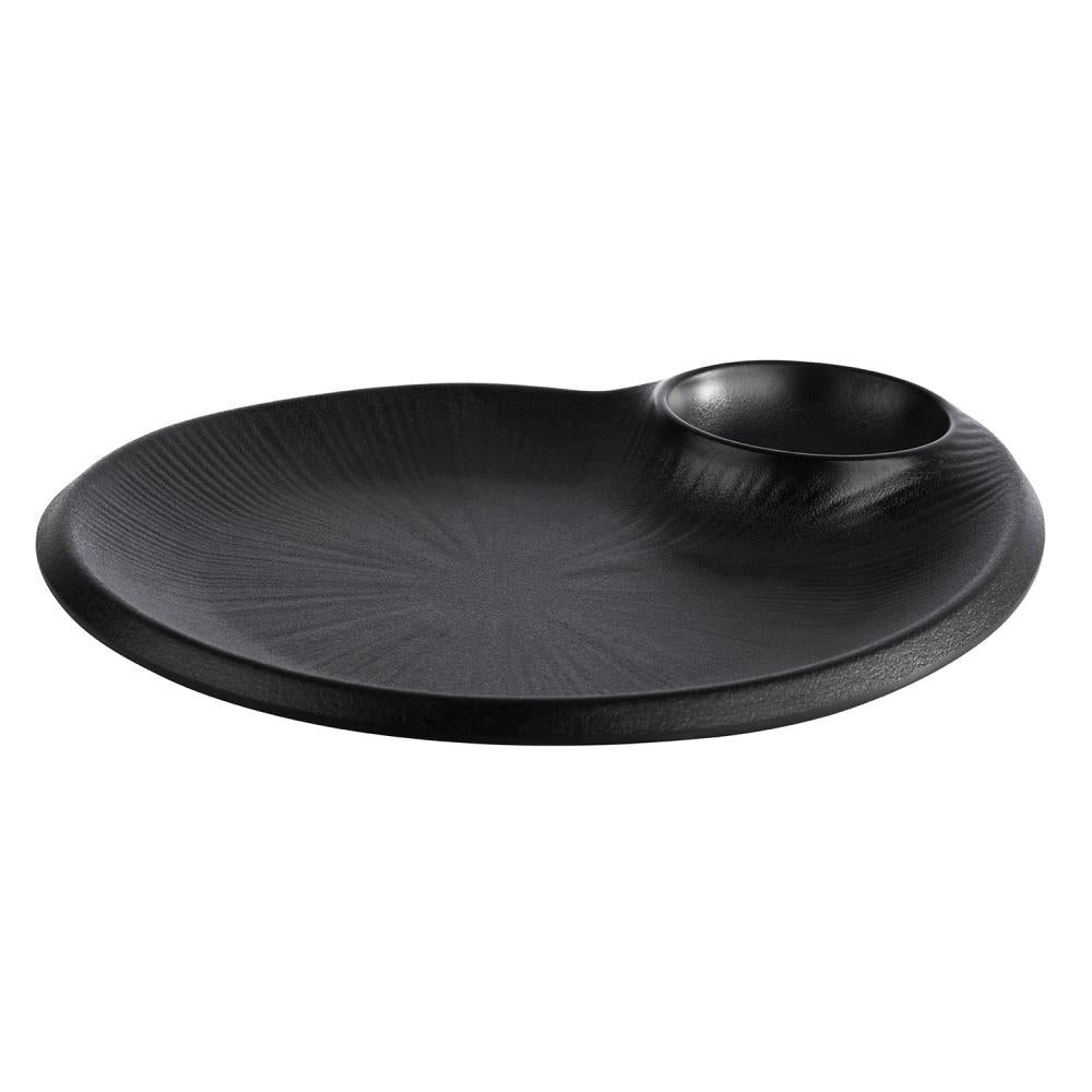 Schwarzer Teller mit Dip-Schale.