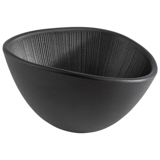 Schwarze, geriffelte Schale, asymmetrisch.