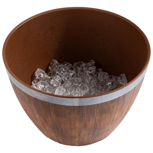 Holzschale mit Eiswürfeln gefüllt.