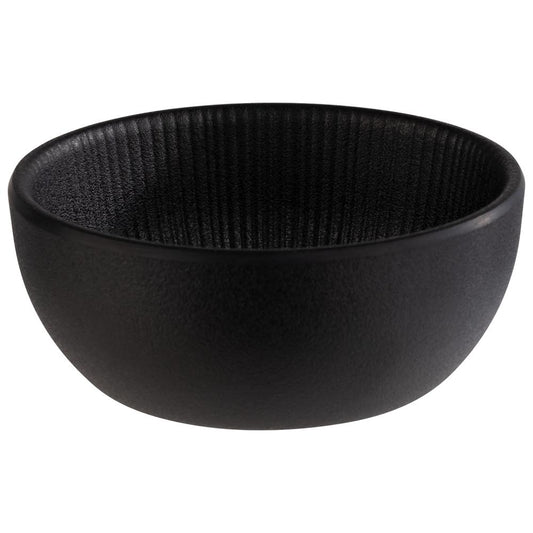 Schwarze Schüssel mit geriffelter Oberfläche.