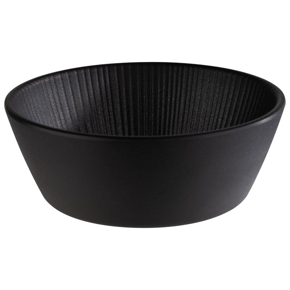 Schwarze Schüssel mit Rillenstruktur.