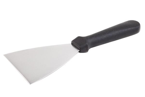 Küchenspatel mit schwarzem Griff.
