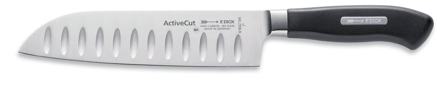 Santokumesser mit schwarzem Griff.
