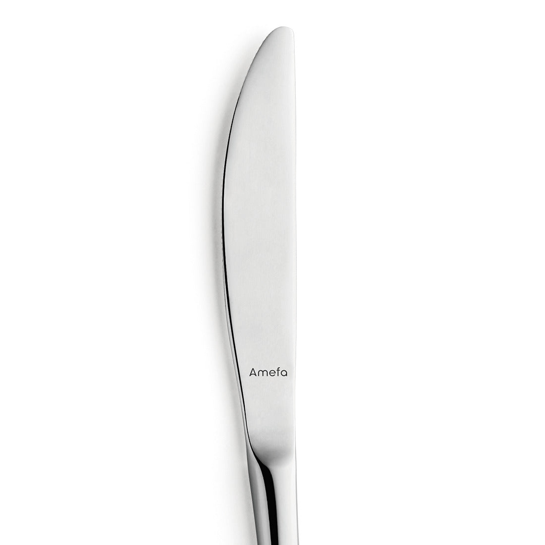 Silbernes Messer auf weißem Hintergrund.