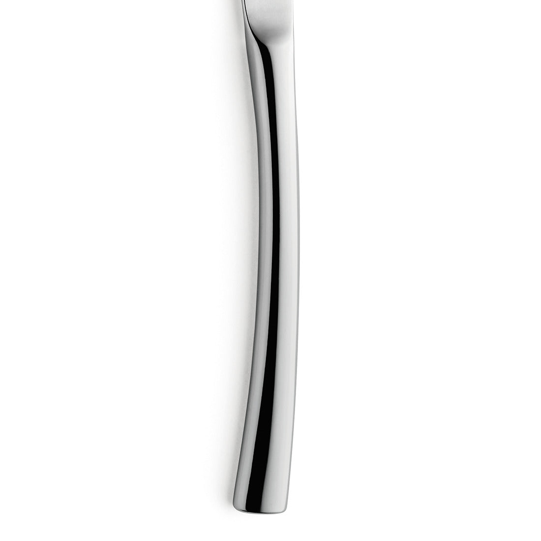Silbernes Messer auf weißem Hintergrund.