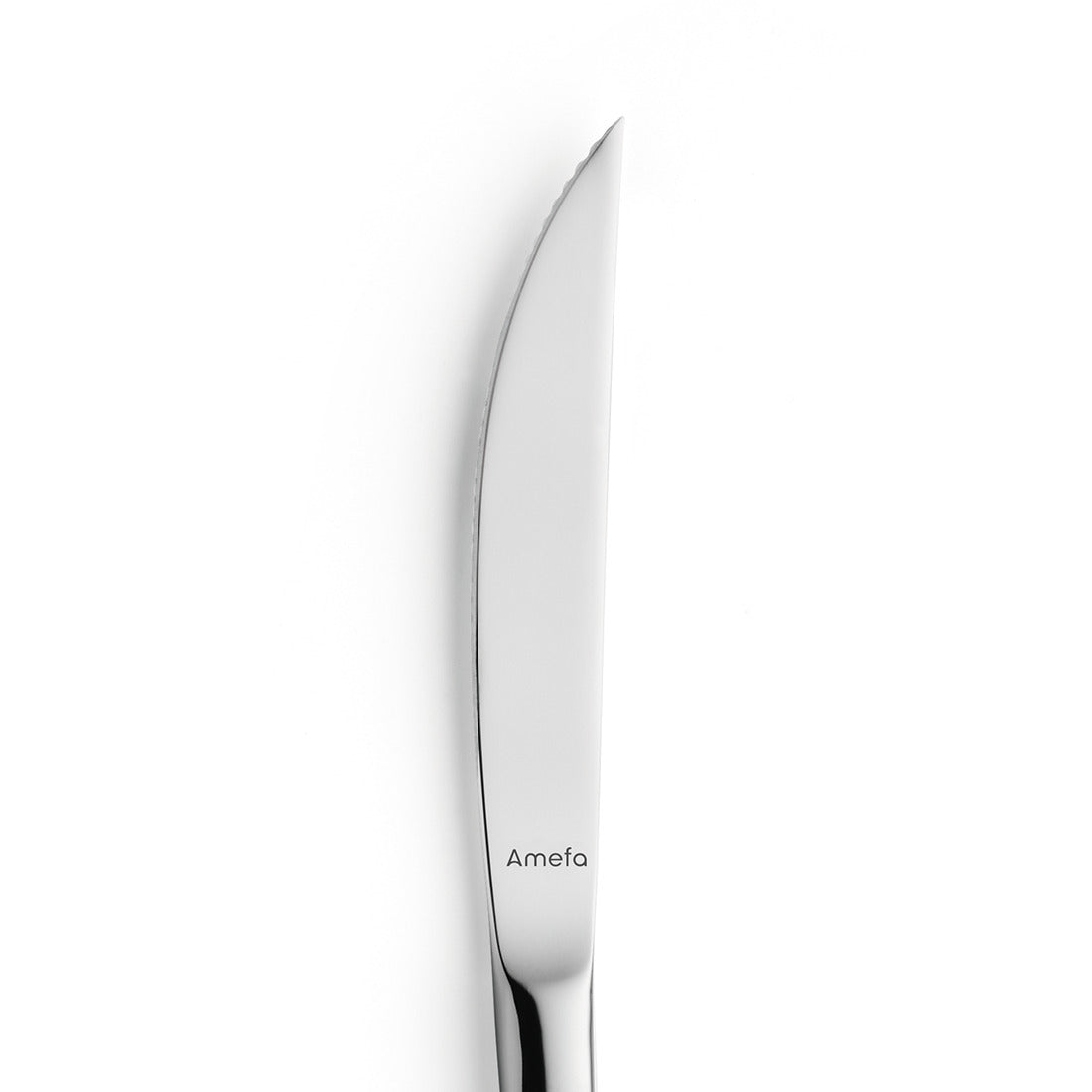 Silbernes Messer auf weißem Hintergrund.