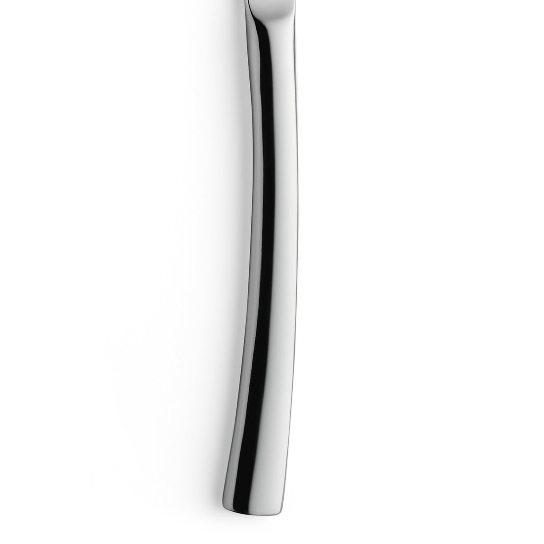 Silbernes Messer auf weißem Hintergrund.