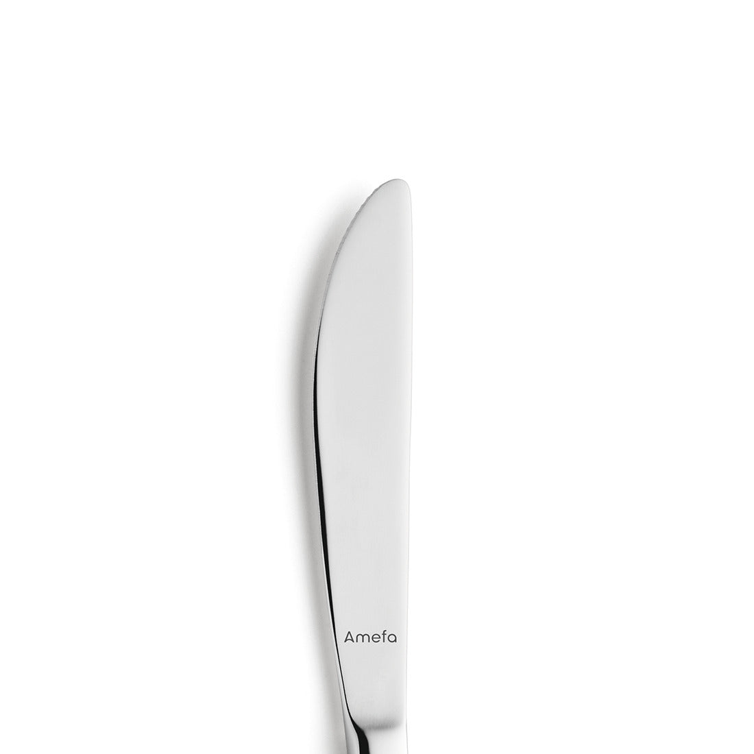 Silbernes Messer auf weißem Hintergrund.