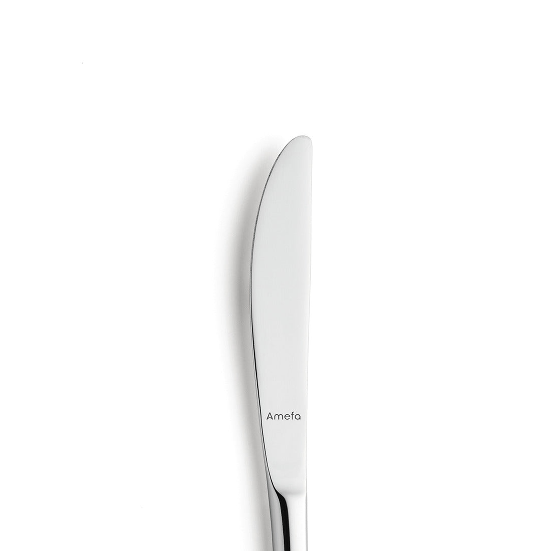 Silbernes Messer auf weißem Hintergrund.