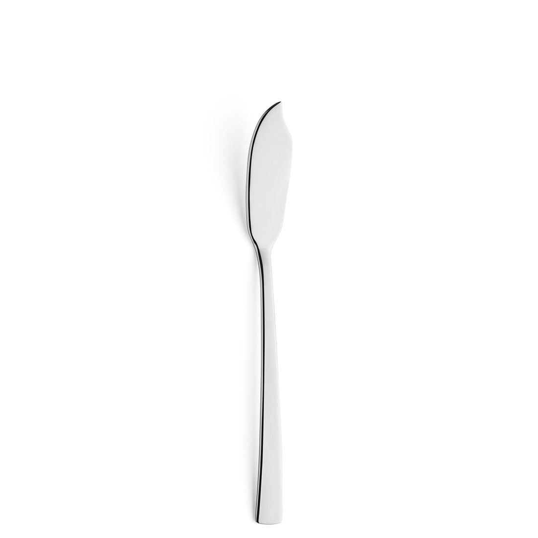 Silbernes Buttermesser auf weißem Hintergrund.