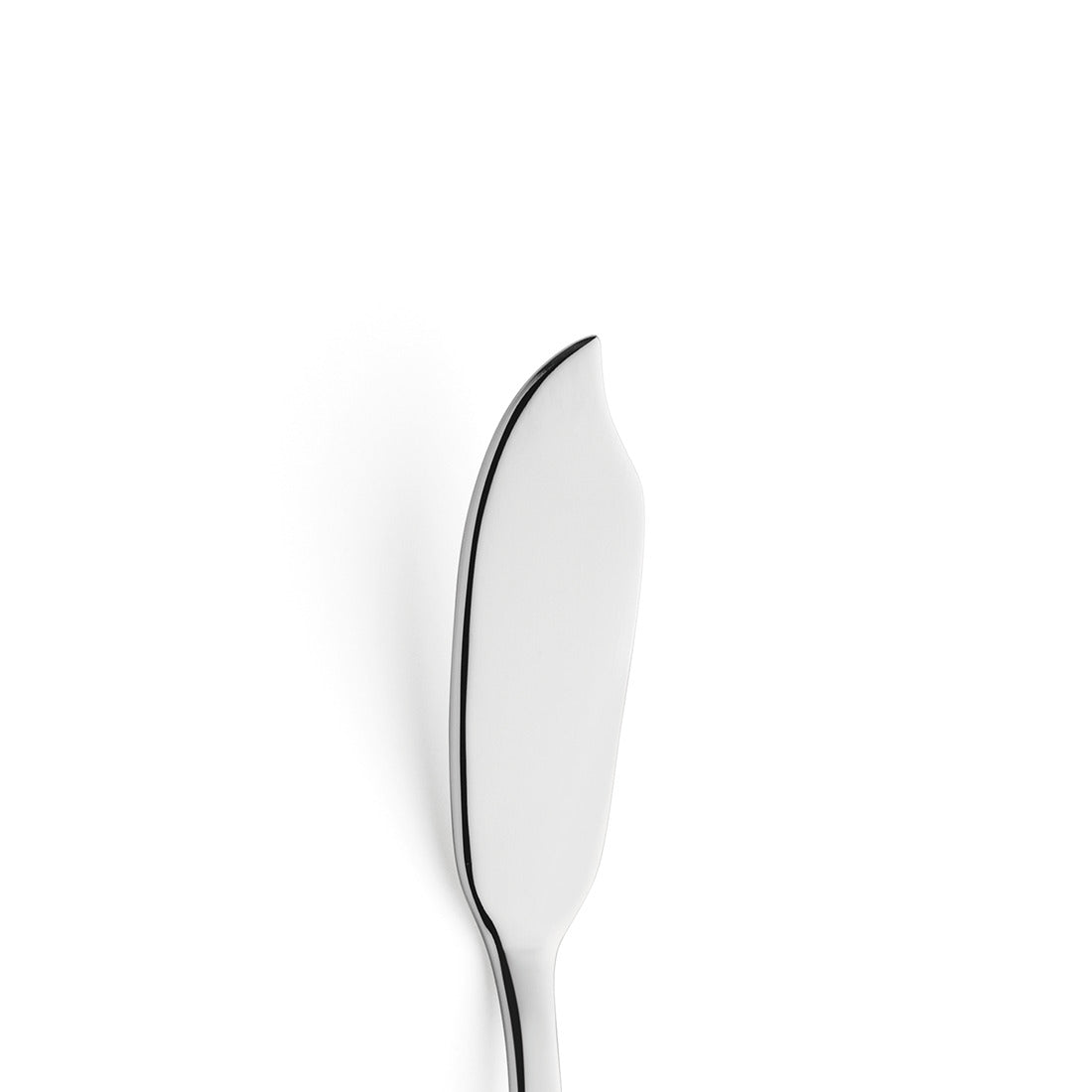 Silbernes Buttermesser auf weißem Hintergrund.